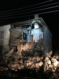 В Хабаровске устанавливаются обстоятельства обрушения стены двухэтажного дома, признанного аварийным. В результате происшествия никто не пострадал