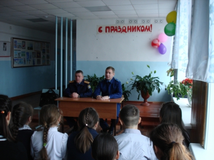 Руководитель следственного отдела по Охотскому району вместе с прокурором провели профилактическую встречу с учениками сельской школы