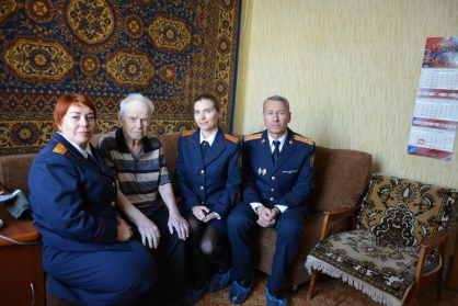 В Хабаровске сотрудники экспертно-криминалистического отдела поздравили 94-летнего ветерана с наступающим Новым годом